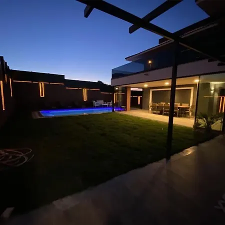 Cesme'de Ozel Havuzlu, Barbeku Alanli Villa-awz111 빌라 *