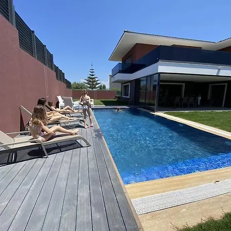 Cesme'de Ozel Havuzlu, Barbeku Alanli Villa-awz111 빌라 Çeşme